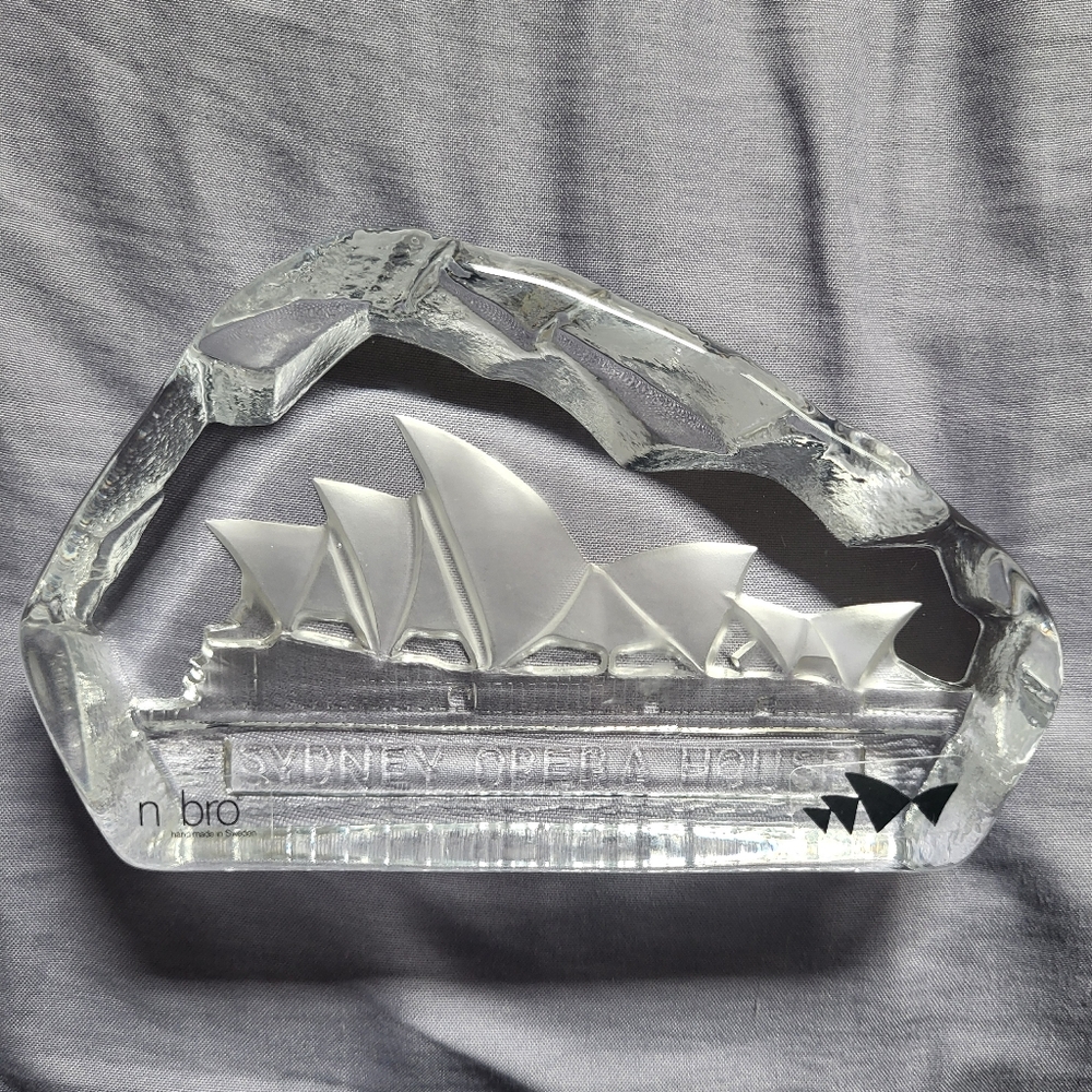 Sydney Opera House Crystal Paperweight/Sculpter (Nybro Sweden)
